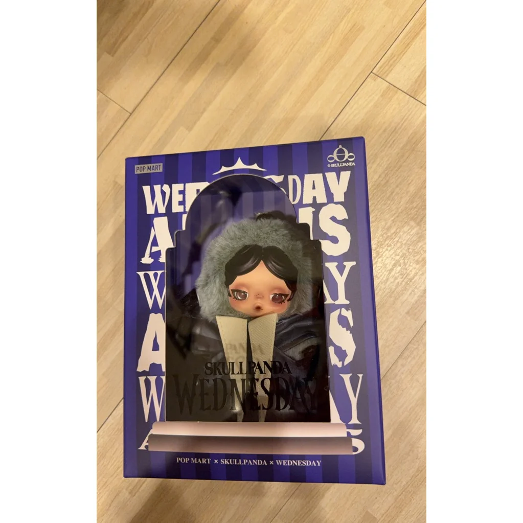 52TOYS Lilith 系列公仔在展示架上的價格行情與保值分析示意圖