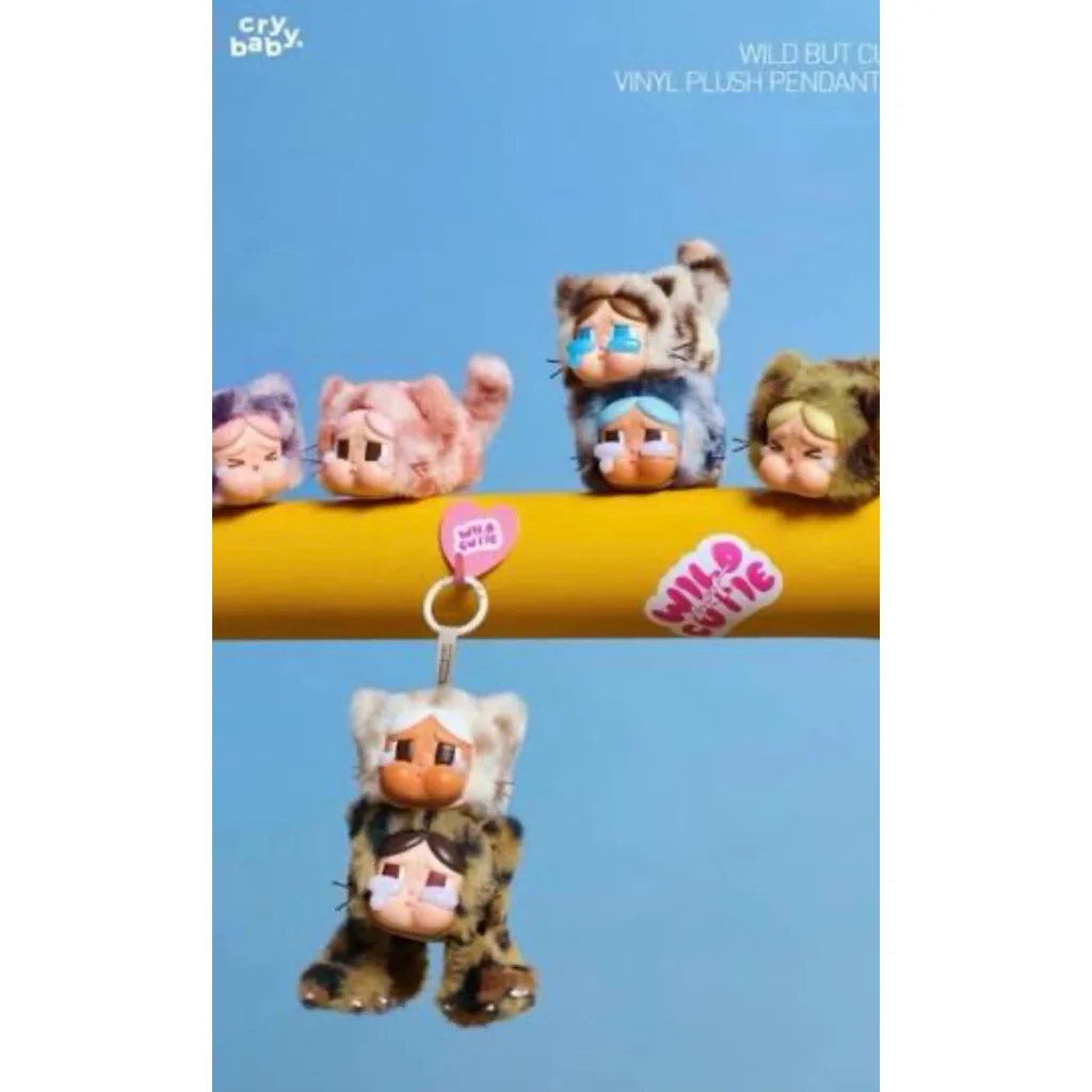聖誕節 Crybaby 限定款公仔近照，背景有聖誕燈飾散景