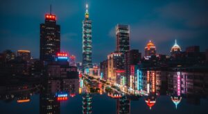 鬼滅之刃公仔與台北夜景