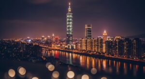 進擊的巨人 公仔 展示在台北夜景中