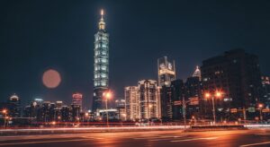 Smiski Hiding 系列玩具的台北夜景