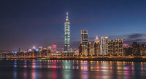 潮玩外套與台北夜景的完美搭配