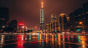 SKULLPANDA 怪味 玩具展現繁華台北夜景