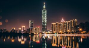 Sonny Angel 盲盒在台北夜景下的精美展示