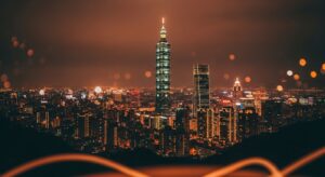 Sonny Angel Birthday 系列玩具在美麗的台北夜景下