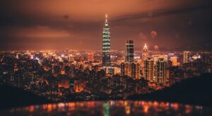 MEGA Labubu 玩具在台北夜景下的展示