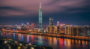 週年慶 Labubu 限定商品的精美城市夜景
