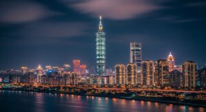 台北夜景與盲盒抱枕周邊的藝術風格