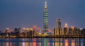 盲盒產業夜景，設計師的工作環境