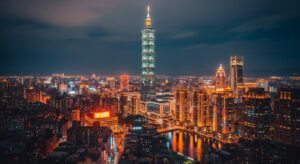 潮玩便當盒在台北夜景中的美麗展示