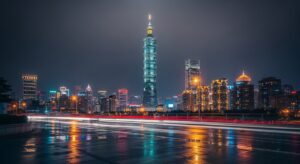 Labubu 展覽的台北夜景