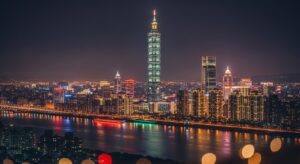 Lalisa Labubu 配件在台北的夜景