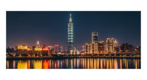 潮玩卡套展示在台北夜景下