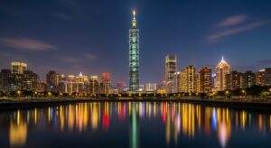 攝影師盲盒收藏展示，台北夜景中的潮玩