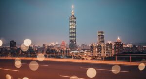 潮玩搪膠在台北的夜景中綻放