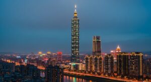 保養的 Smiski Bathing 玩具在台北夜景下