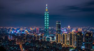 迪士尼公主系列的公仔，夜景中閃耀的城市燈光