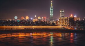 海運 vs 空運盲盒比較的夜景