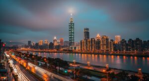 潮玩吊飾在台北夜景中閃耀