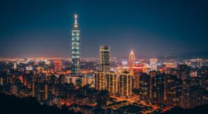 Sonny Angel Spring 系列玩具在台北夜景下的迷人景象