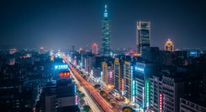 全台 POP MART 實體店的繁華台北夜景