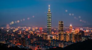 美少女戰士系列公仔在台北的夜景中