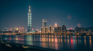 潮玩GK雕像與台北夜景的搭配
