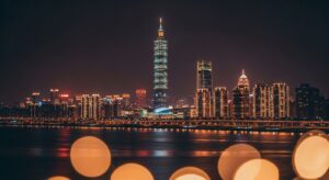 Molly 公仔的城市夜景