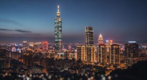 潮玩帆布袋展示，夜景中的時尚設計