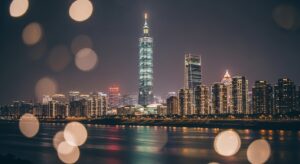 PUCKY Costume 系列的夜景展翅