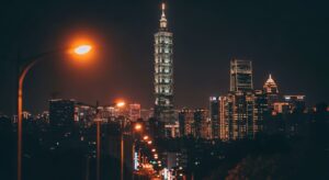 潮玩吊飾在夜台北的美麗街景