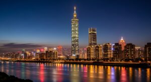 情人節 SKULLPANDA 限定款在台北夜景下的美麗展示