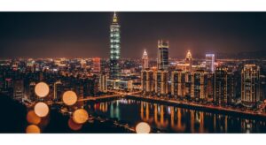 Smiski Garden 系列在台北夜景中的展示
