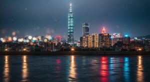崩壞系列的公仔在台北的夜景中，展現出獨特的魅力