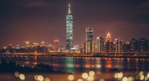 Smiski Cooking 系列在台北的夜景下