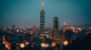 盲盒 Discord 機器人在台北的夜景下使用