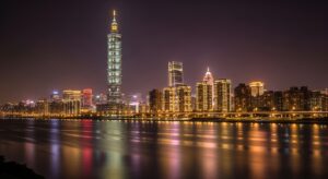 Smiski Living 系列在台北夜景中的魅力