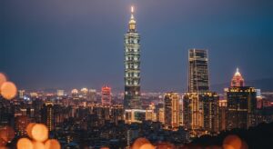 Smiski Travel 系列在台北夜景下的美麗展示