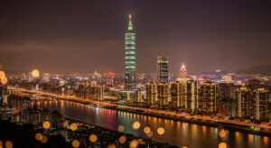 潮玩手機殼在台北的夜景中，展現獨特設計