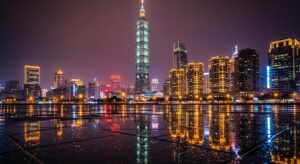 Labubu 迪士尼 系列玩具在台北的美麗夜景