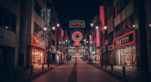 大阪盲盒夜景，展示玩具店的魅力
